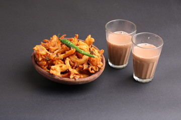 Crispy Kanda bhaji/Bhajji or Pyaj Pakode or fried onion pakora, delicious street food, favourite indian snack in monsoon served with mint chutney and Hot Tea.