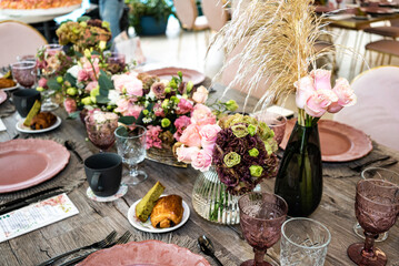Desayuno de otoño en salón con alberca techada, decorado con flores de rosa y comida kosher - obrazy, fototapety, plakaty
