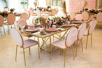 Desayuno de otoño en salón con alberca techada, decorado con flores de rosa y comida kosher