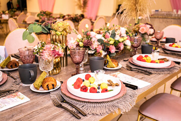 Desayuno de otoño en salón con alberca techada, decorado con flores de rosa y comida kosher