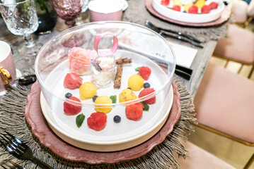 Desayuno de otoño en salón con alberca techada, decorado con flores de rosa y comida kosher