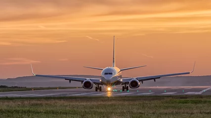 Flugzeuglandung bei Sonnenuntergang