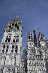 A gauche de la face avant de la cathédrale de Rouen.