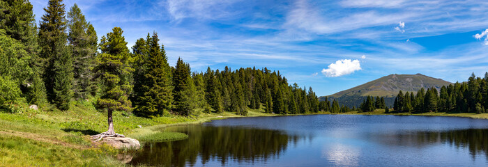 Schwarzsee am drei Seen-Rundweg in K&auml;rnten, Turracher H&ouml;he, blauer Himmel ein Panorama.