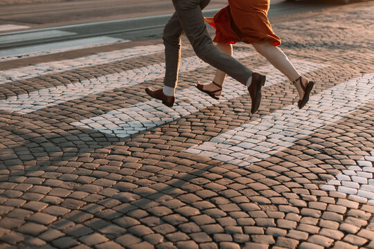 Couple in love crosses the road