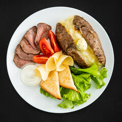 baked potato with meat