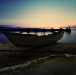 Fototapeta premium fishing boat at sunset