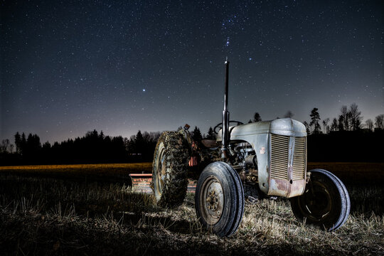 Old tracktor night wallpaper background stars