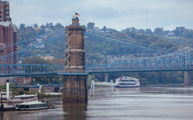 Fototapeta premium Historic John Roebling Suspension Bridge in Cincinnati, Ohio