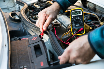 Mesurer tension batterie voiture avec un outil professionnel 