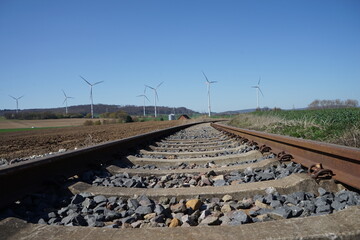 Schienen für Bahnverkehr auf einer alten stillgelegten Linie in einer Landschaft
