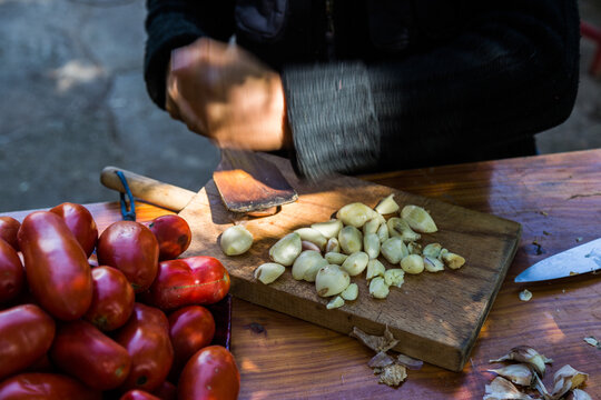 Peeling garlic