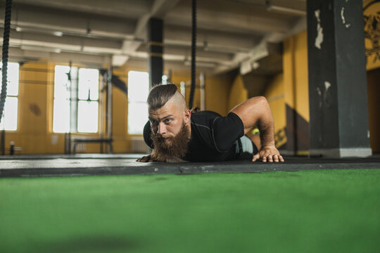 Strong and healthy man trainning inside a crossfit gym.