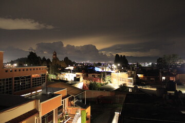 Fototapeta na wymiar Anocheciendo en un pueblo mexicano y nubes de lluvia 