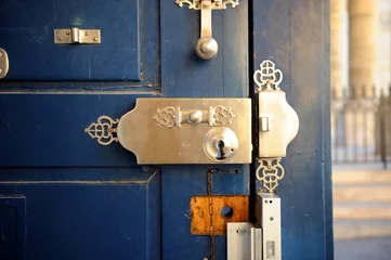 Fototapeten Palais Rohan, grande serrure et ferrures métalliques sur la porte bleue de l'hôtel de ville de Bordeaux, Gironde France © joserpizarro