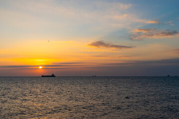 朝日と雲と水平線の船たちとDSC2919