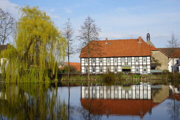 Obraz premium Spiegelung eines See mit Häusern in einem Ort