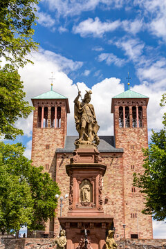 Marktbrunnen auf dem Marktplatz in Bensheim im s&uuml;dhessischen Kreis Bergstra&szlig;e, Deutschland &ndash; im Hintergrund die Pfarrkirche St. Georg