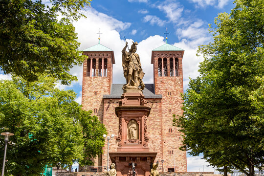 Marktbrunnen auf dem Marktplatz in Bensheim im s&uuml;dhessischen Kreis Bergstra&szlig;e, Deutschland &ndash; im Hintergrund die Pfarrkirche St. Georg