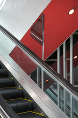 交差するエスカレーターの赤と白