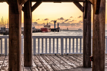 Schiff im Hafen bei Sonnenuntergang