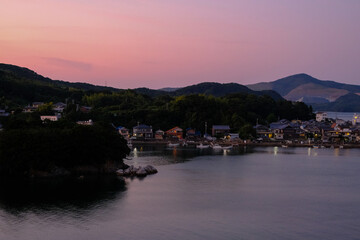 鳥羽の海と朝焼けと街並み