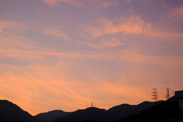 夕焼け空と薄雲と山のシルエット