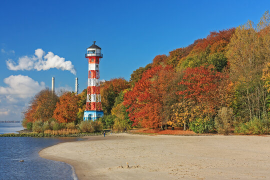 Herbst an der Elbe bei Hamburg mit dem Leuchtturm Wittenbergen am Elbstrand Wittenbergen im Hamburger Stadteil Rissen.