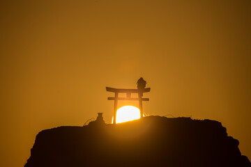 鳥居と朝日