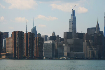 Obraz premium krajobraz manhattanu midtown NYC ze wschodnią rzeką w ciągu dnia