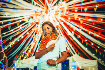 Mercado veraniego vacaciones compra luces colores tienda hippie oferta rebaja vestido ropa manual hecho a mano
