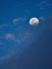 Naklejka na ściany i meble luna junto a nubes con un cielo azul 