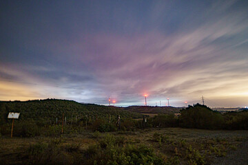 Nubes estrellas torres de comunicacion aerogeneradores nocturna luces rojas cielo azul noche