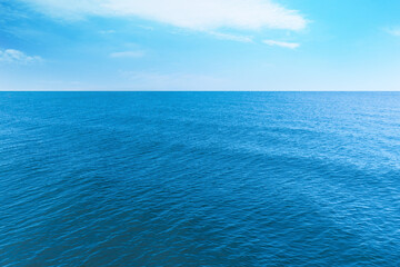 Obraz premium Beautiful ripply sea under blue sky with clouds