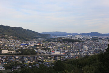 Fototapeta na wymiar 屋島側から見る香川県高松市牟礼町方面の風景