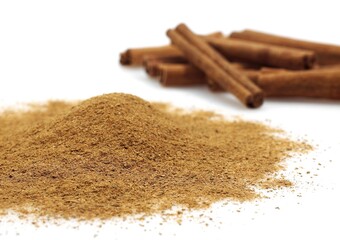 CINNAMON BARK AND POWDER cinnamomum zeylanicum AGAINST WHITE BACKGROUND