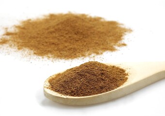 CINNAMON POWDER cinnamomum zeylanicum AGAINST WHITE BACKGROUND