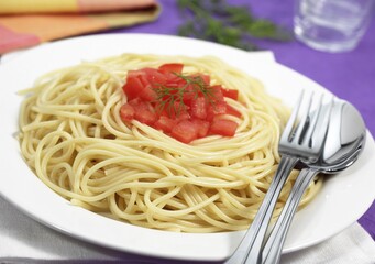 PLATE WITH SPAGHETTI PASTA, TOMATO AND DILL