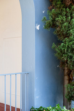 A decorative entryway to a blue and white building