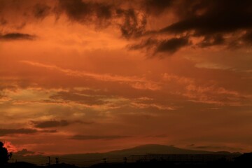 夕焼けと月山遠望