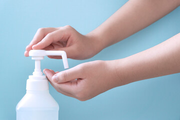 Person using alcohol disinfection. Ethanol spray. アルコール消毒を使う人。エタノールスプレー	
