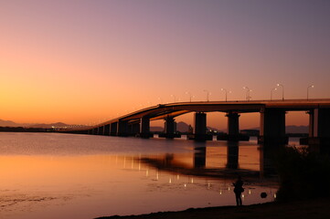 Fototapeta na wymiar オレンジ色に染まってくる夜明けの琵琶湖畔です