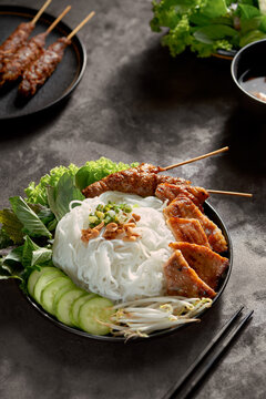 Rice noodles with grilled meat and spring roll.