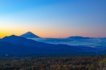 美し森から眺める夜明けの富士山と雲海に覆われた甲府盆地、山梨県北杜市清里高原にて