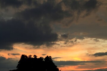 暗雲と夕焼け雲