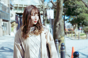 Obraz premium 秋 冬 街 ロングヘア ウェーブヘア ポートレート 女性 歩道