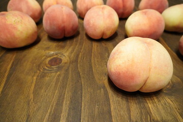 木のテーブルに置かれたたくさんの桃/A lot of peach on the wooden table
