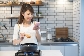 料理をする女性