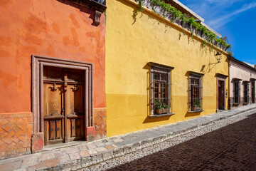 Mexico, Colorful buildings and streets of San Miguel de Allende in historic city center