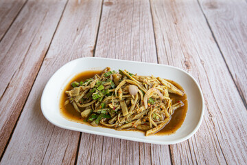 Spicy shredded bamboo-shoot salad (in northeastern style)